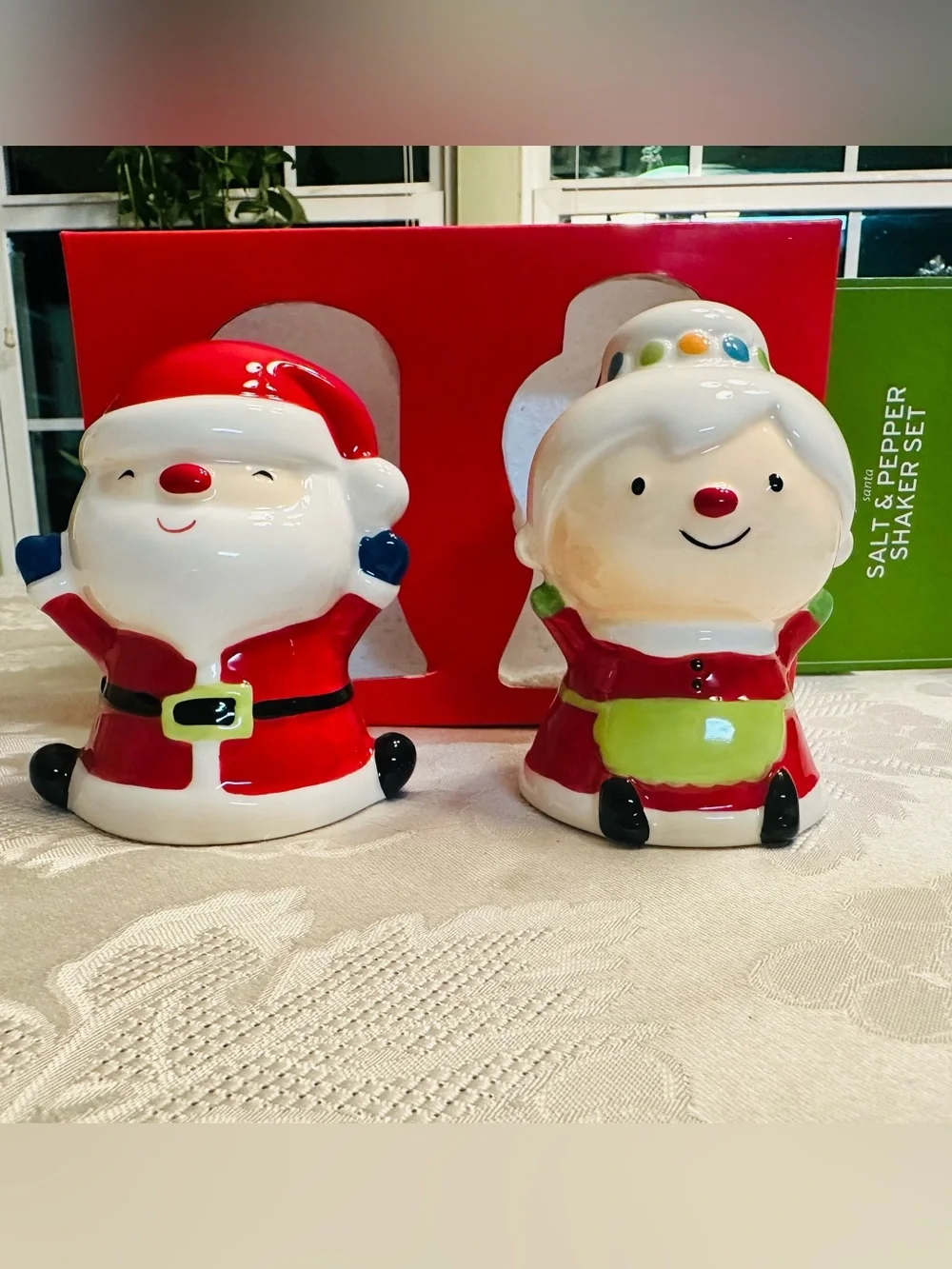 2012 Target Santa & Mrs. Claus Ceramic Salt & Pepper Shaker Set Pristine